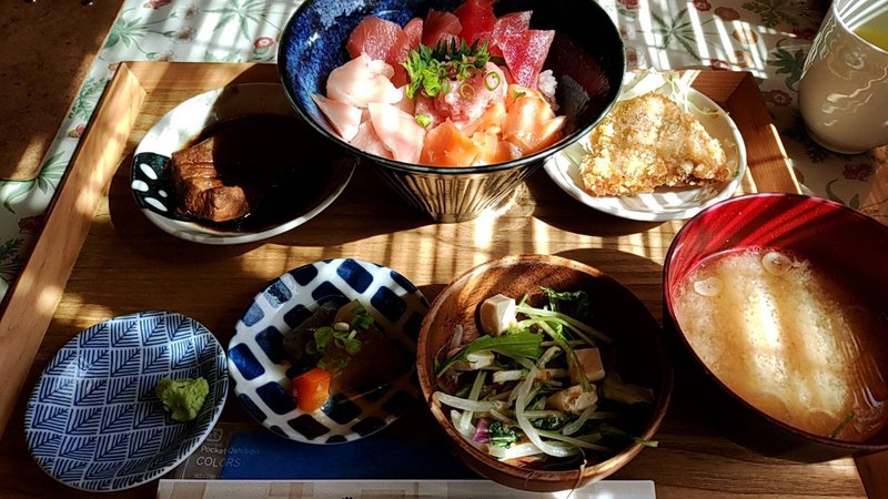 煮付け、海鮮丼、フライ、漬物、サラダ、味噌汁