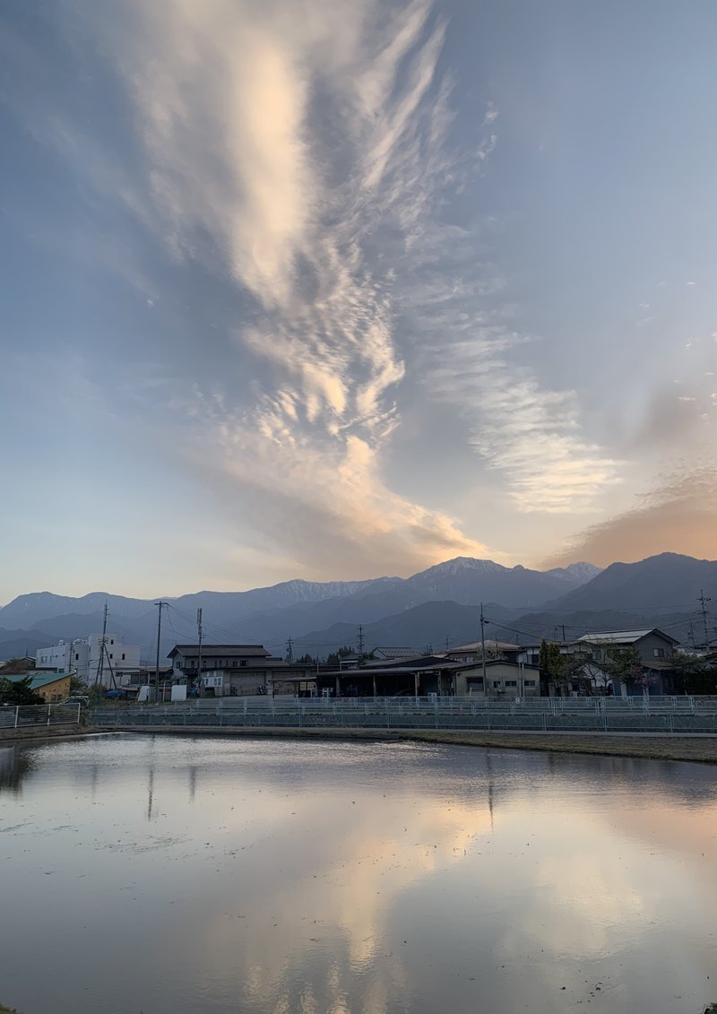 白馬村の南隣の大町市。田んぼにはもう水が張られていた。夕暮れどきの空。打合せを終えた後の空に、ふと呼ばれて見上げると。。目が合いました。ん？？あぁ、コンニチハ(^^)！！いつもありがとうございます！！と心の中で思いながら、写真におさめた。