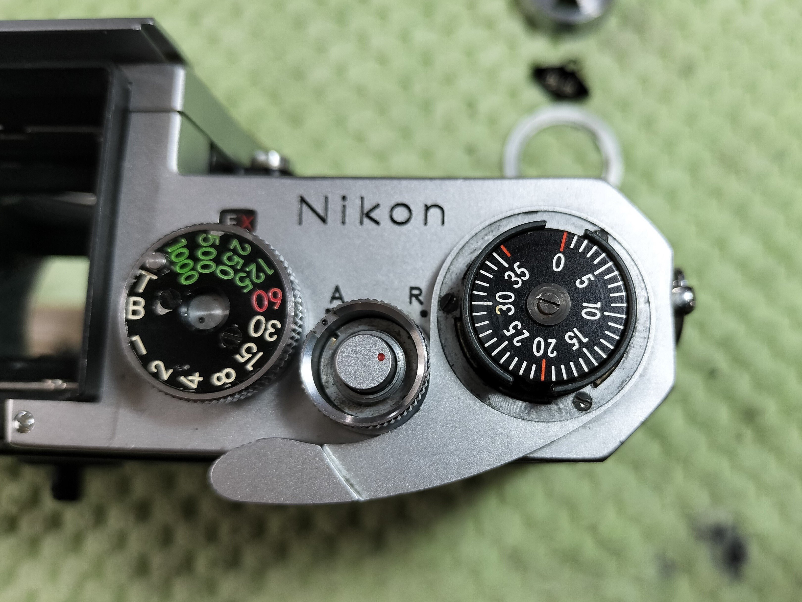 Nikon Fの分解 肩部シャッター側｜フィルムカメラ修理のアクアカメラ