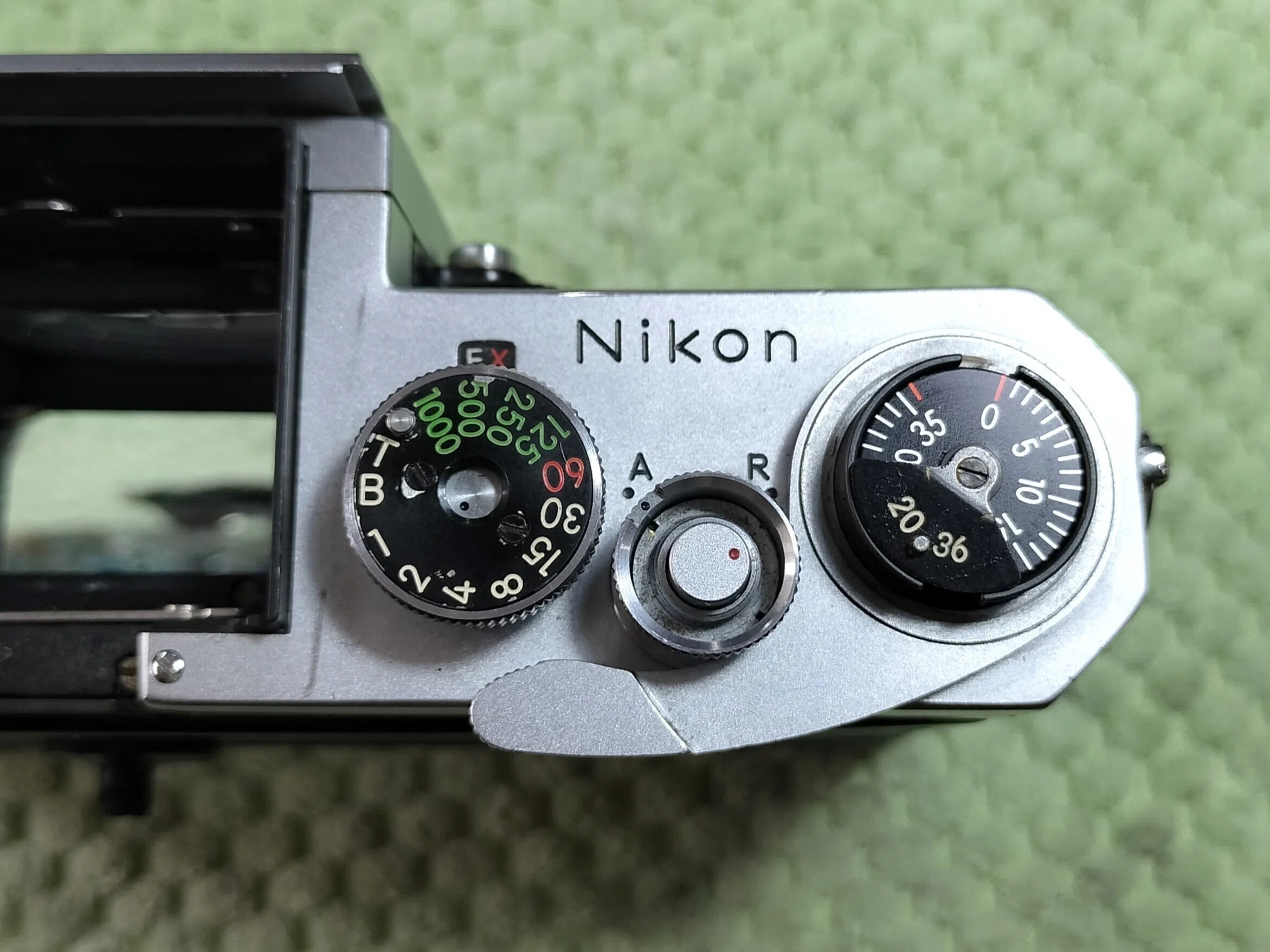 Nikon Fの分解 肩部シャッター側｜フィルムカメラ修理のアクアカメラ