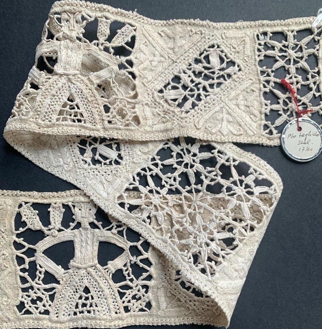 アンティーク レティセラレース 線状のニードルワーク プントインアリアドイリー アンティーク レティセラレース 線状のニードルワーク プントイン