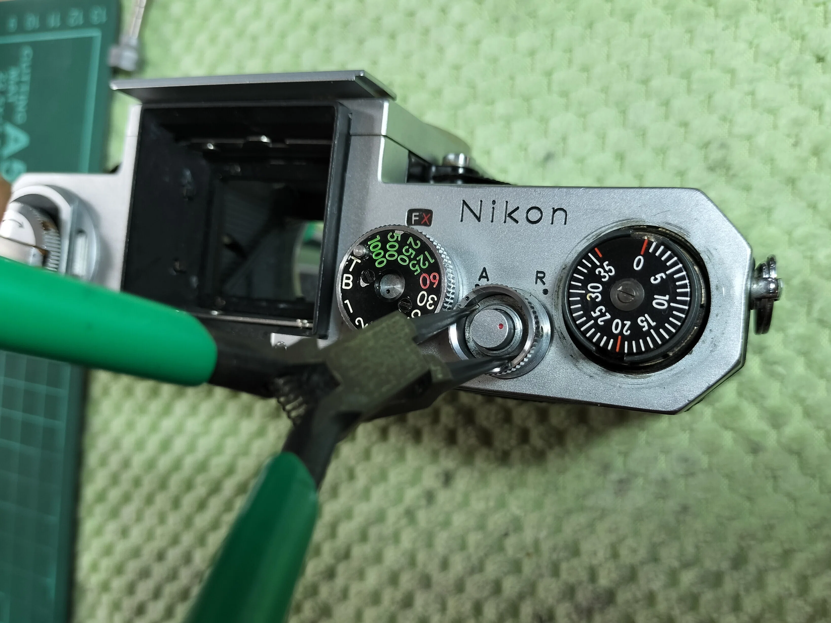 Nikon Fの分解 肩部シャッター側｜フィルムカメラ修理のアクアカメラ