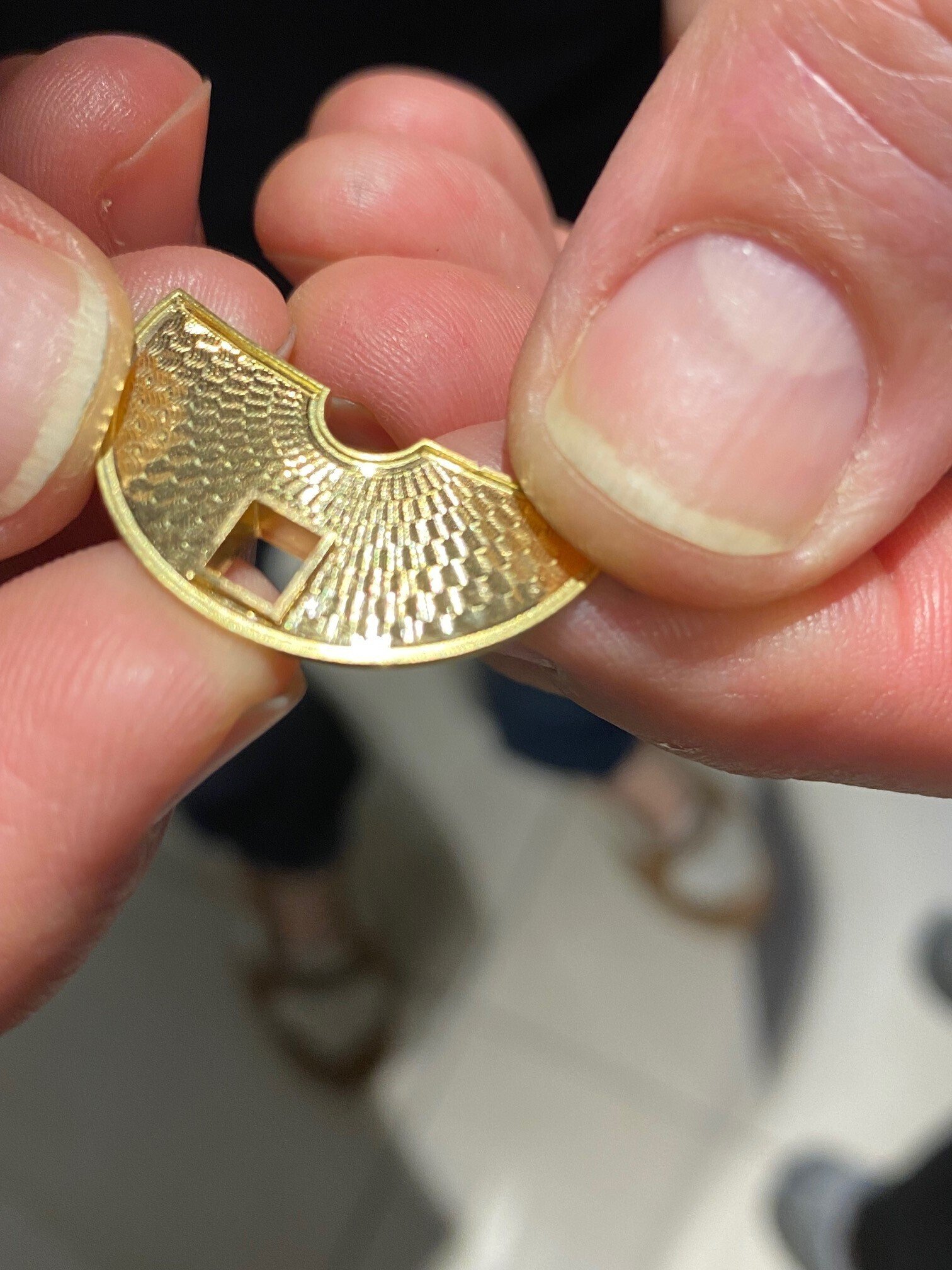 手彫りです 製作現場より～希少な技術となった「手彫りのギョーシェ文字盤