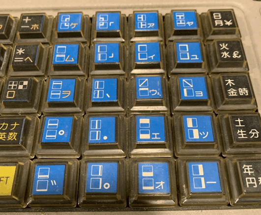 昭和レトロのパソコン、MZ-80Kのキーボード、ミステリー