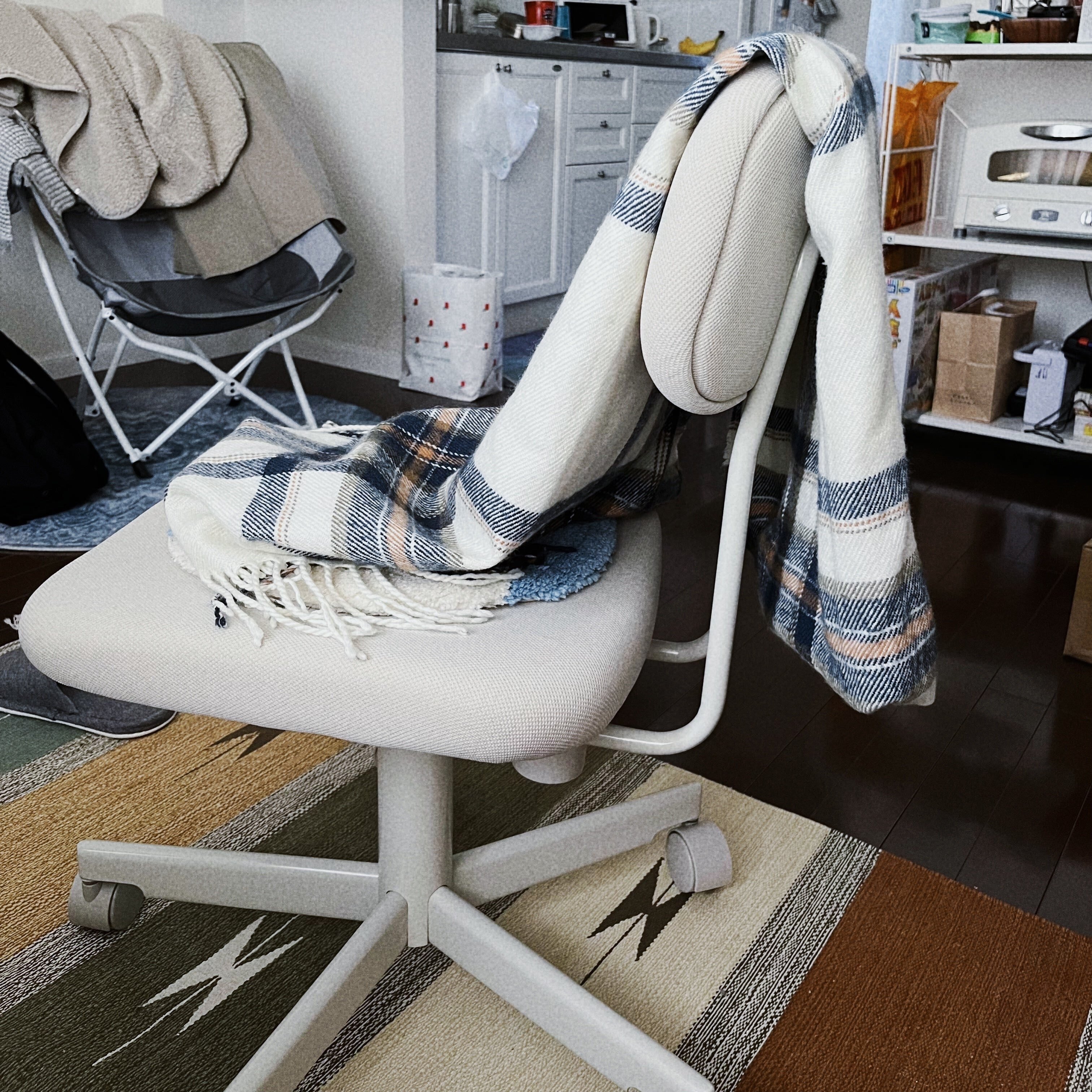 部屋の中の様子。デスクチェアが写っている写真。