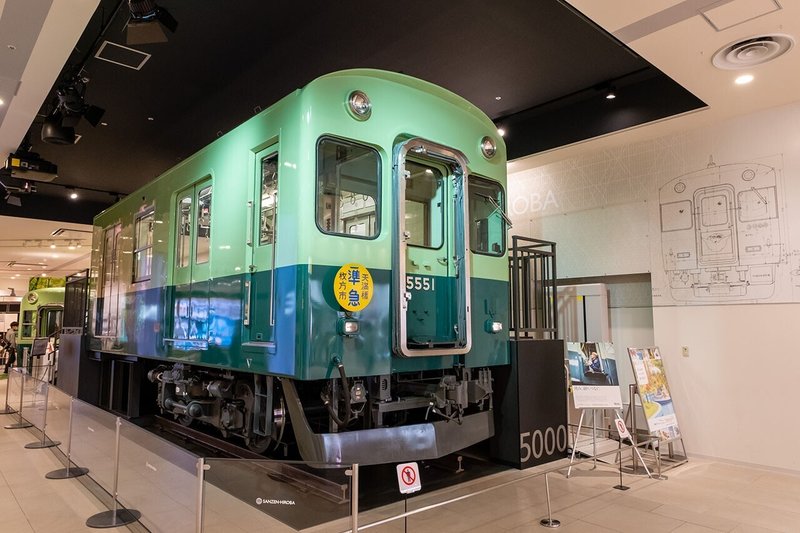 5000系復刻プロジェクトによりデビュー当時の姿に復元され、SANZEN-HIROBAに展示される5551号車