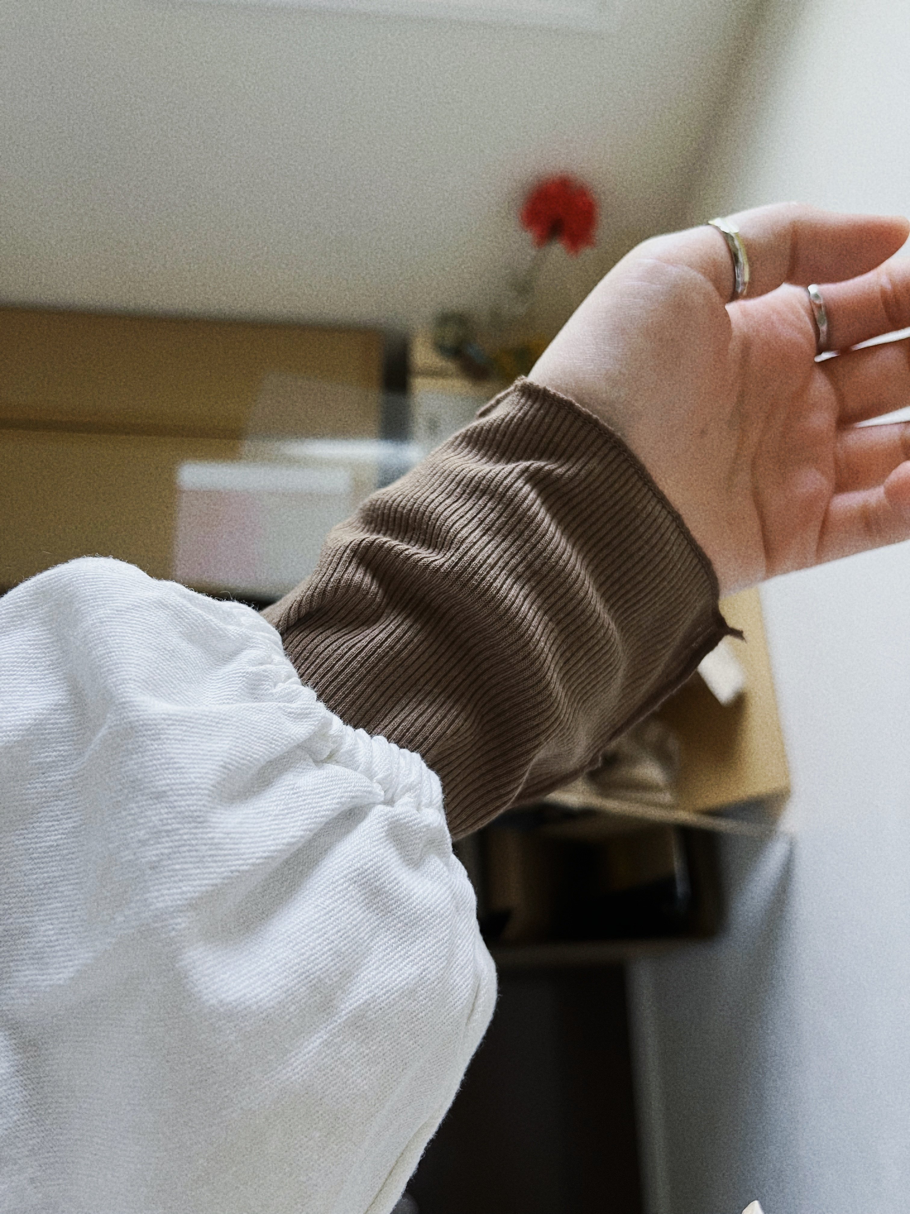 MKRDTSBの自撮り。左手首のあたりが写った写真。