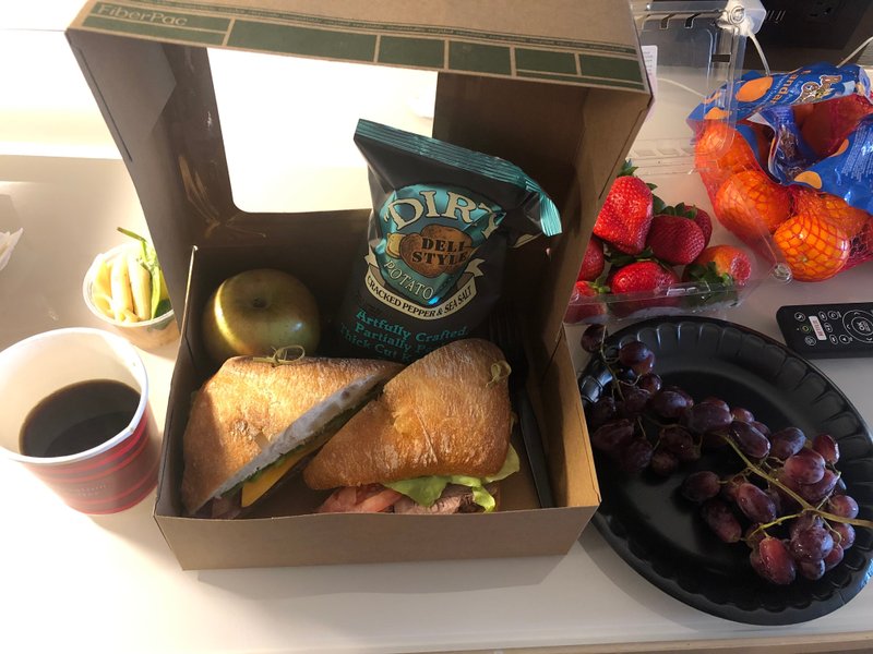 サンドイッチの箱と果物