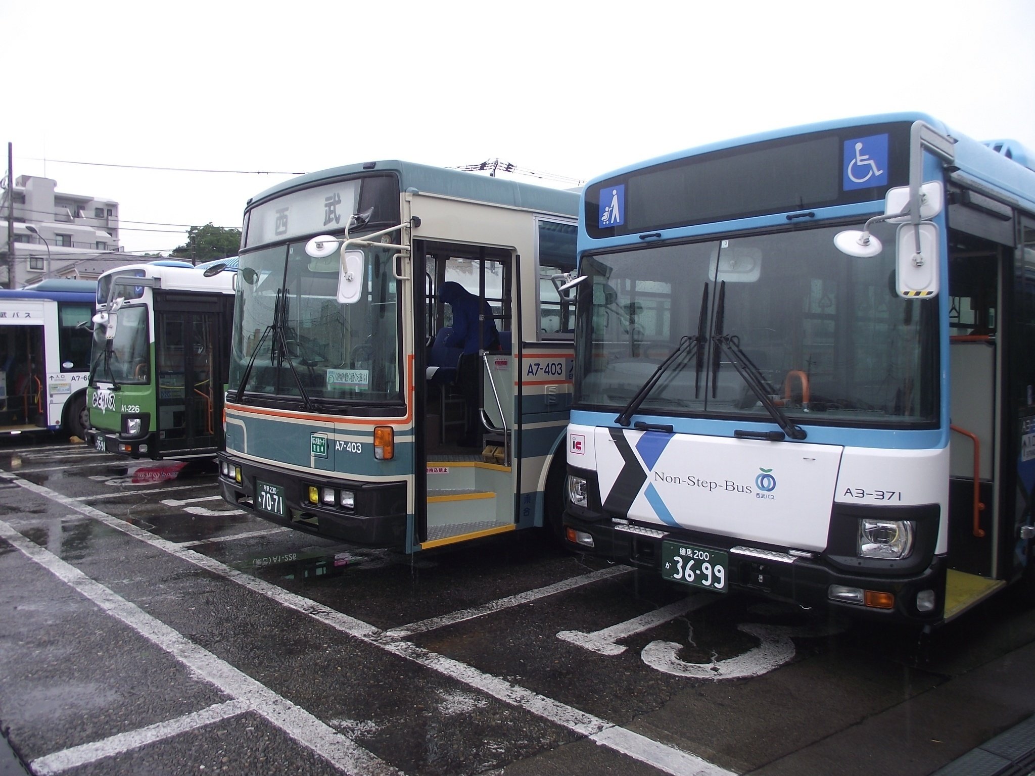 関東バス」×「西武バス」＝3扉車バス｜七条滝