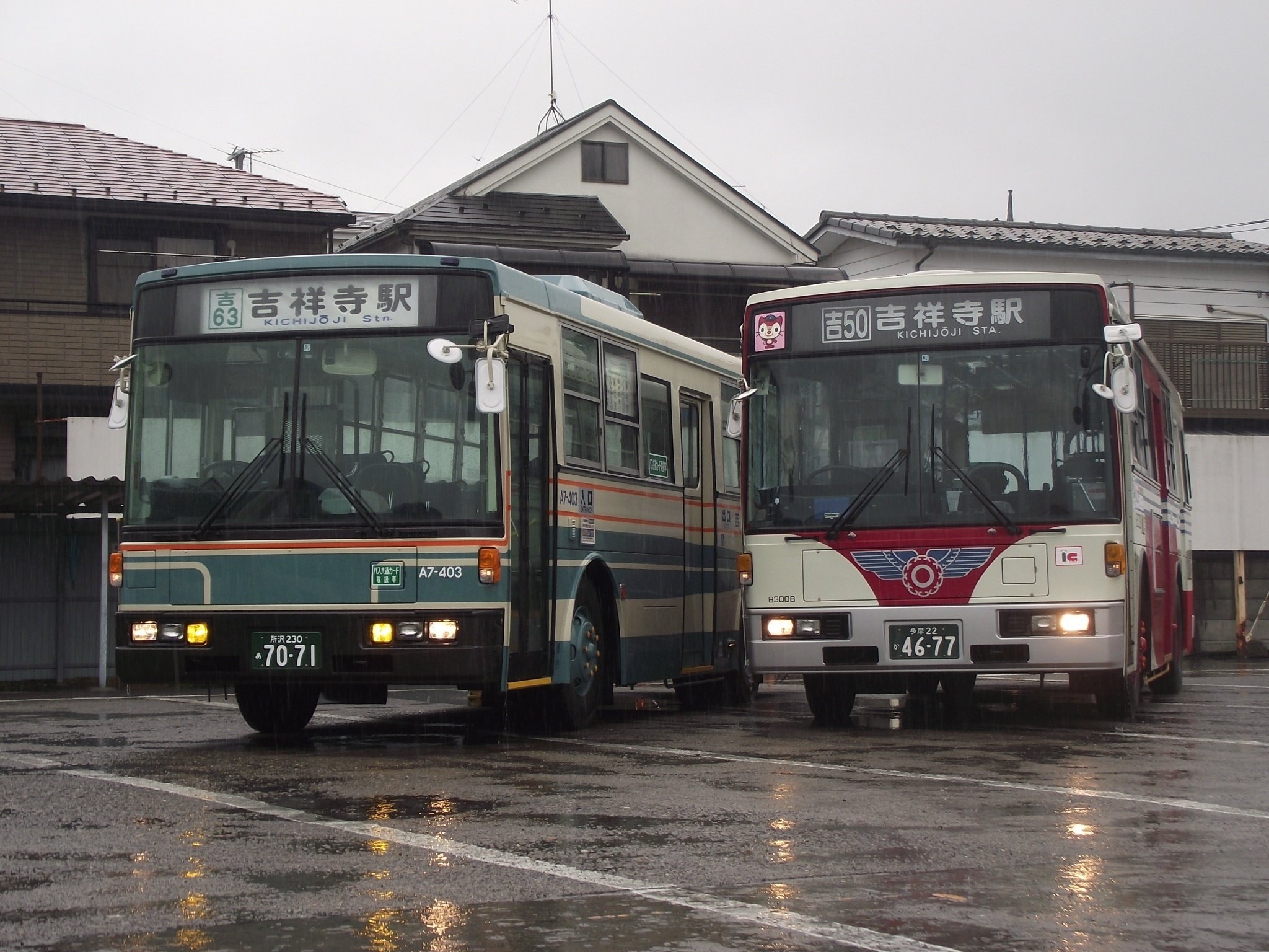 関東バス」×「西武バス」＝3扉車バス｜七条滝