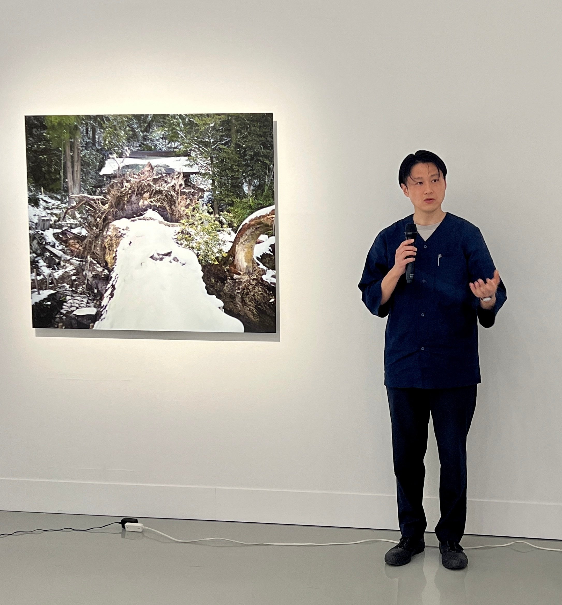 大雨で倒れた樹齢1300年の御神木から生まれた佐藤壮馬のアート