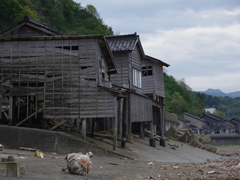 新潟県上越市から糸魚川市に入ったすぐの海岸線にあるかつての舟屋群。