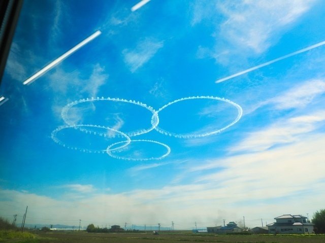 ブルーインパルスが空に描いた五輪