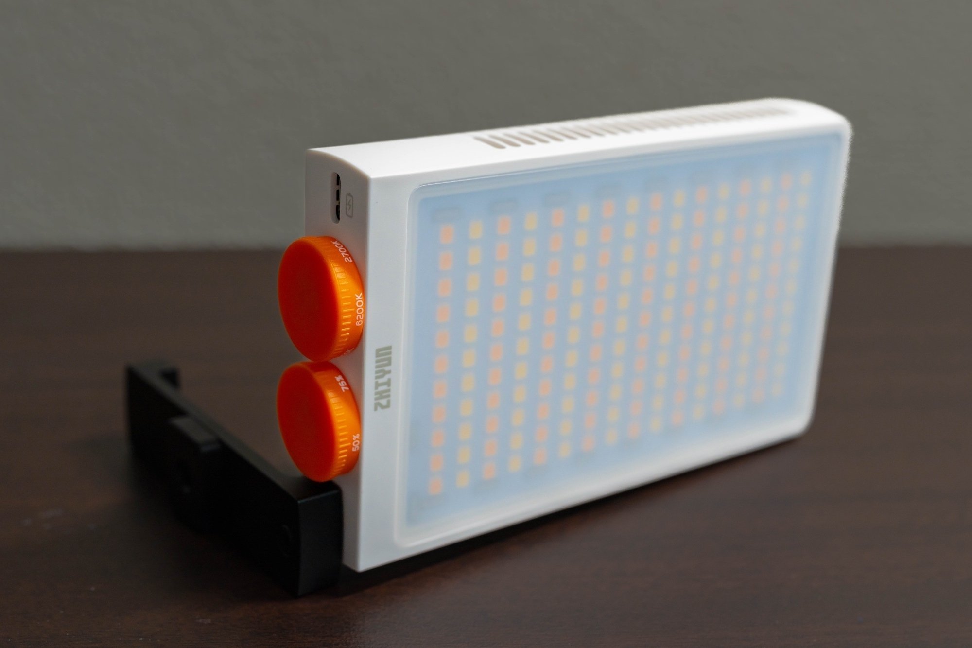 実写レビュー】夜景ポトレのお供に最適解のLEDライトを発見！ZHIYUN