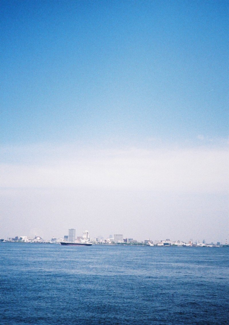 OLYMPUS Pen EES-2の撮影見本　その①　名古屋港を撮影してみました。この日は晴天で海の色もブルーでいい感じ。フィルム写真っぽい1枚です。