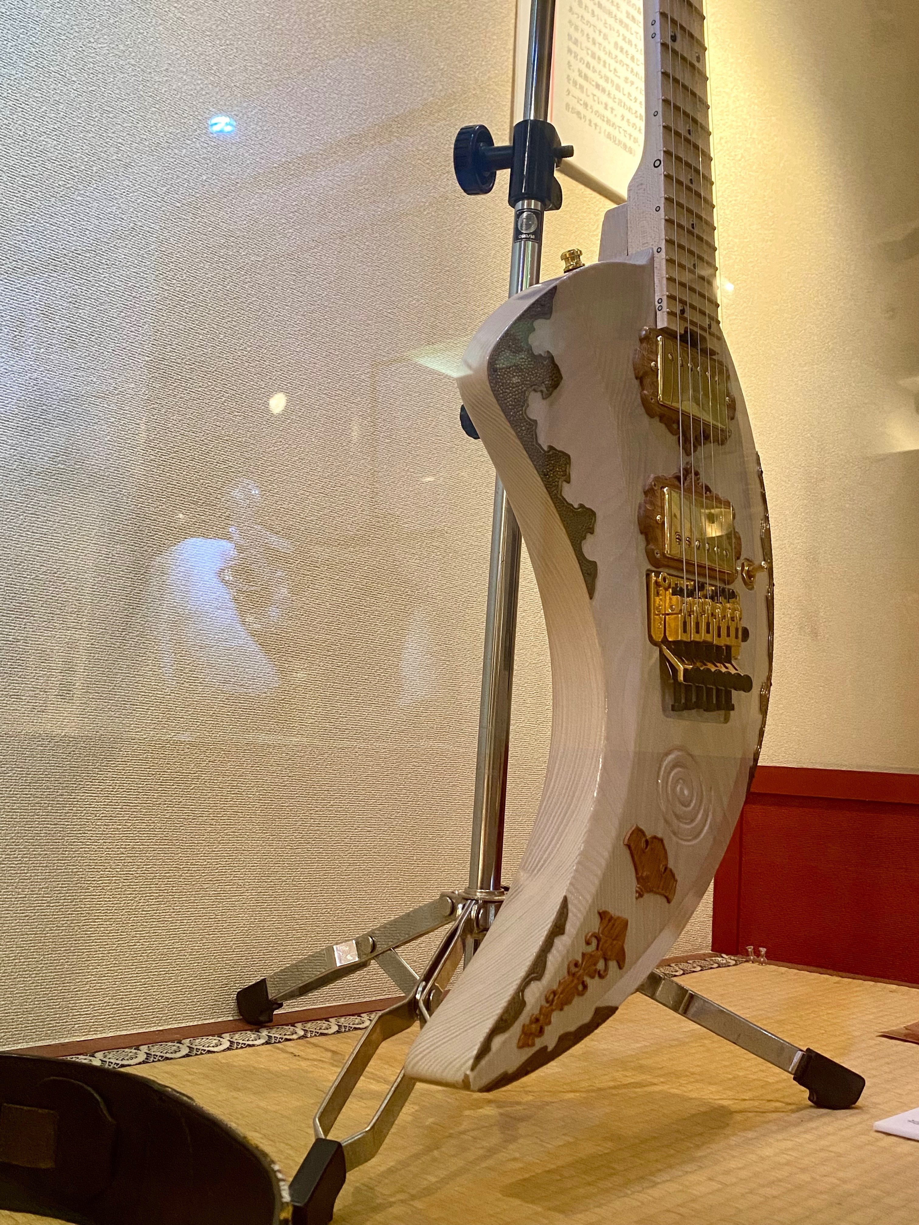 日本の神々展で御神木ギターを撮りまくる｜伊藤ミユキ