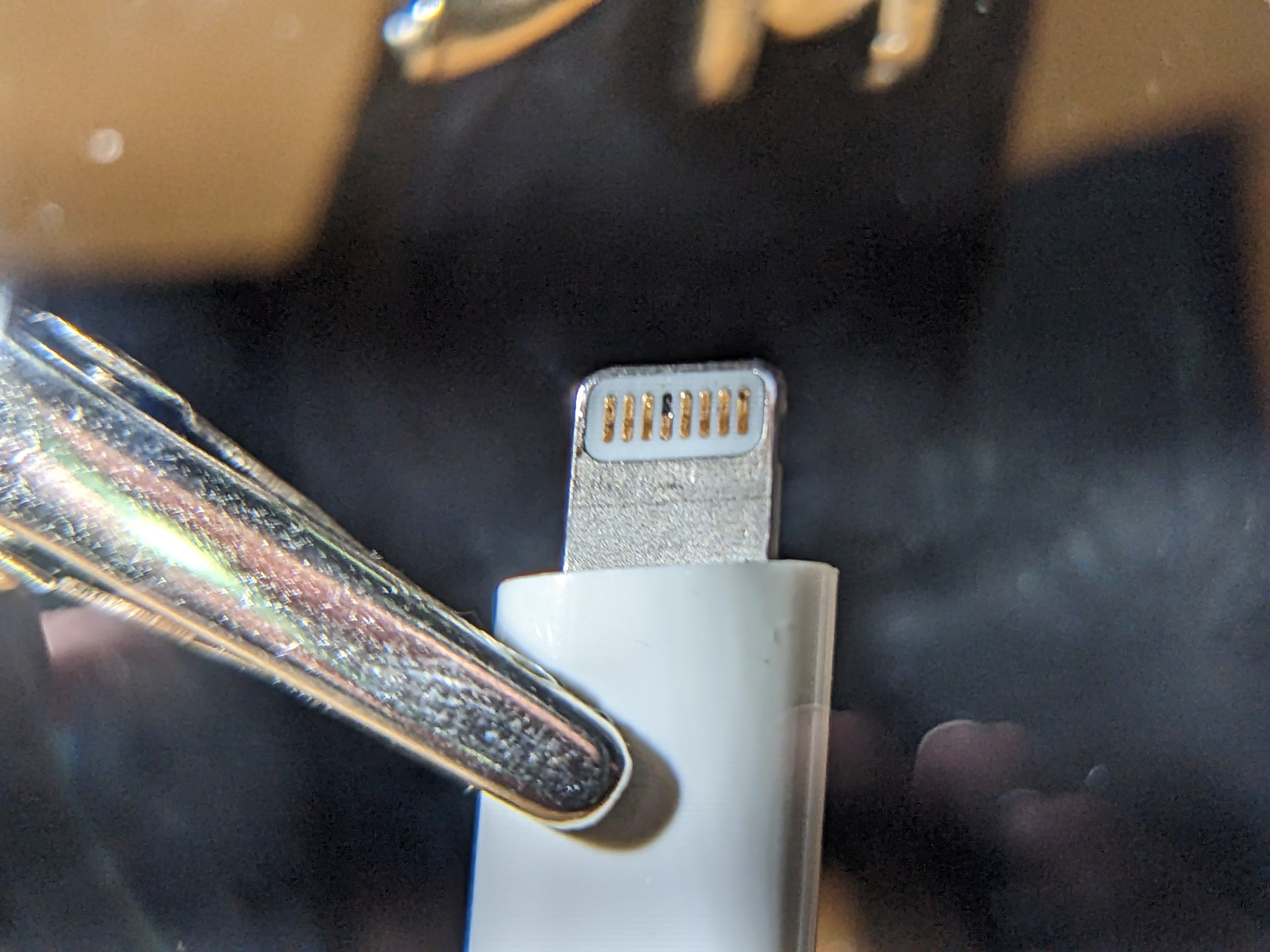 iPhoneの充電ができない原因は端子の汚れ？- 黒く変色した端子の
