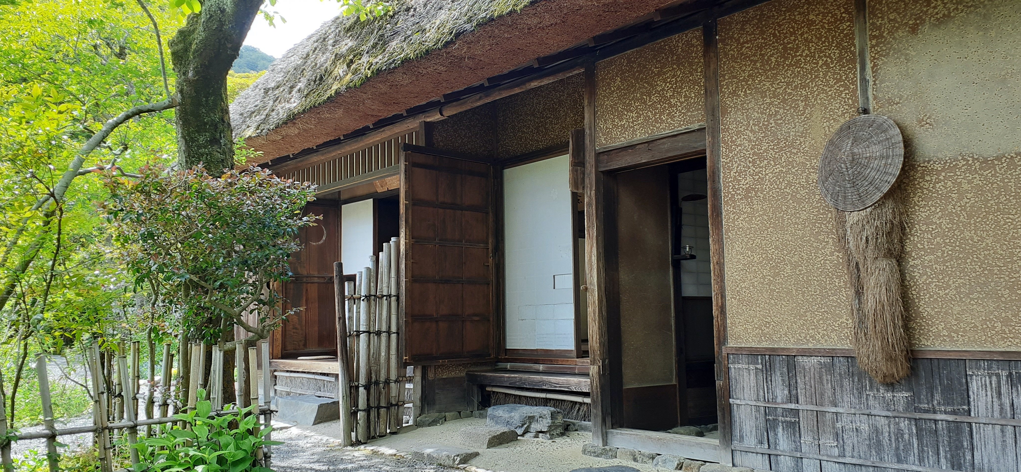 芭蕉ゆかりの嵯峨野落柿舎と自由律俳句の荻原井泉水｜偉人たちの