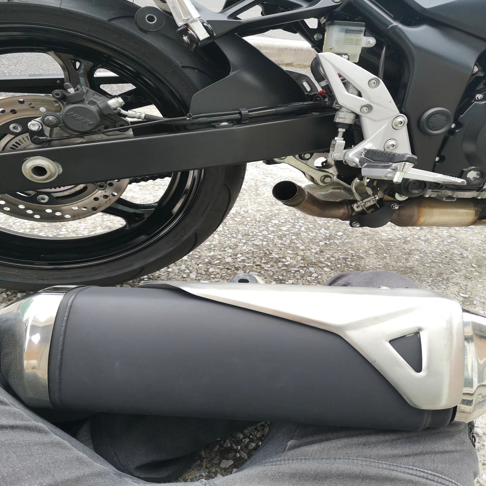 SUZUKI GSR750にヨシムラR-77Jサイクロンマフラーを付ける【カスタム記 