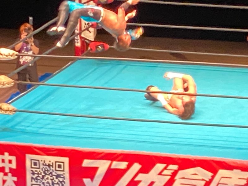 グルクンマスクのムーンサルトプレスで勝負が決まった！