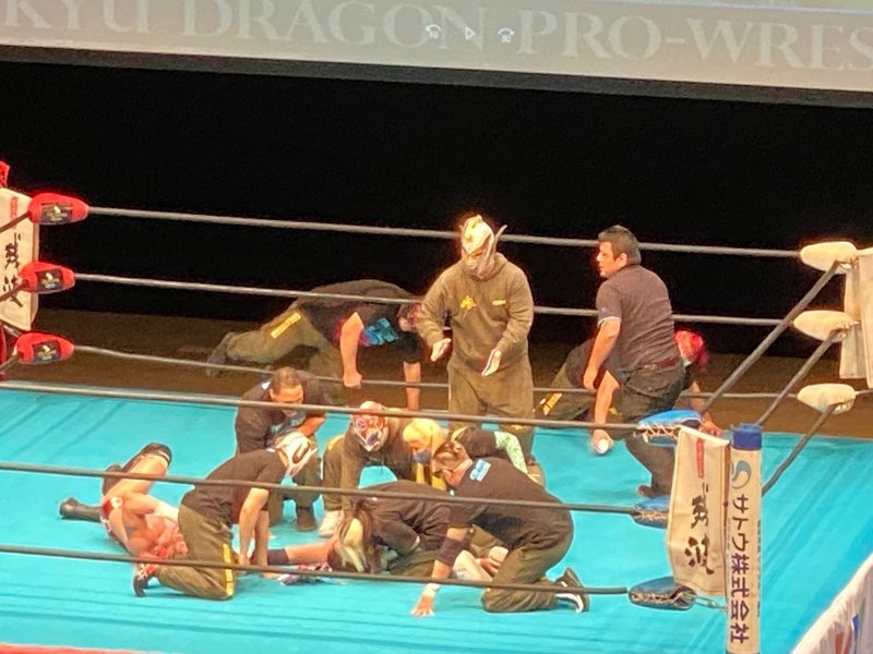 立ち上がれない両者。グルクンマスクの周りには琉ドラの選手たちが。
