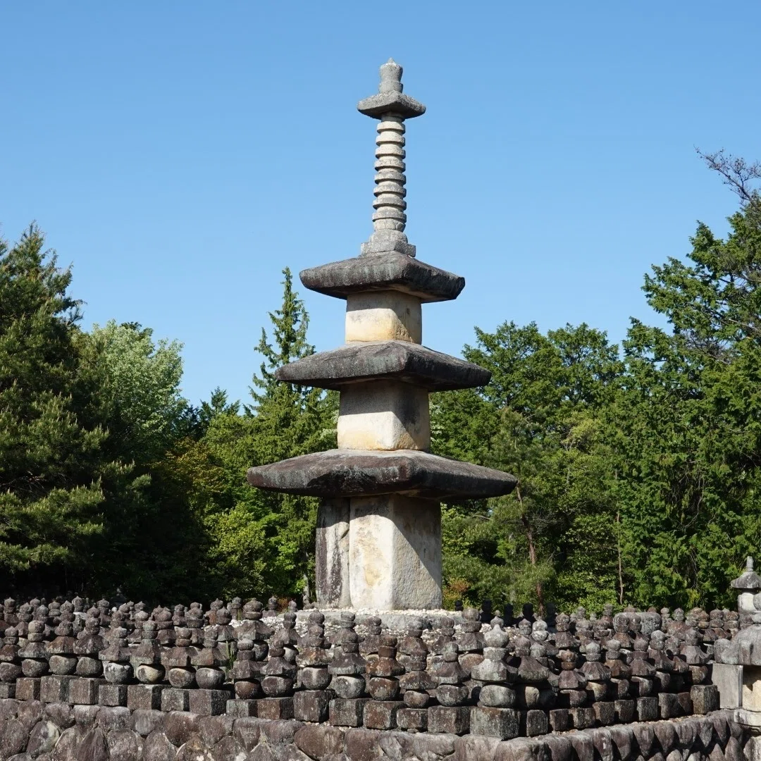 滋賀県】石塔寺阿育王塔｜毛人(EMISHI)