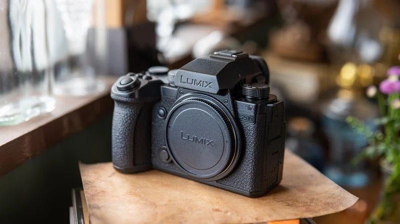 漆黒のデザインと進化した動画性能、LUMIX S5ⅡXの魅力とは｜Kazoo