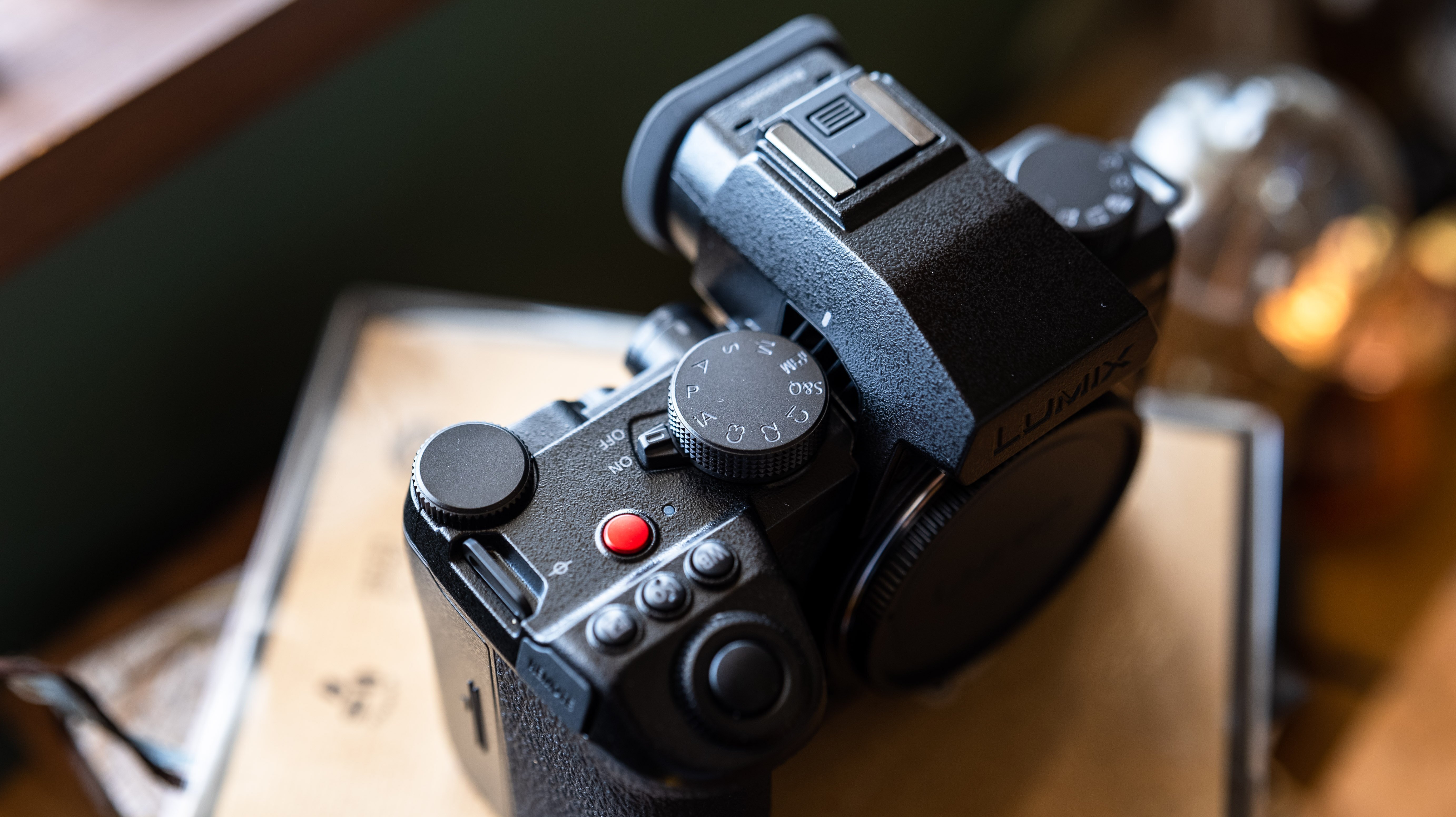 漆黒のデザインと進化した動画性能、LUMIX S5ⅡXの魅力とは｜Kazoo