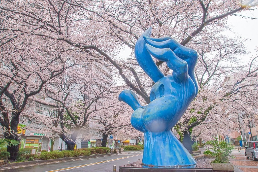 呼ぶ 赤い手 青い手】岡本太郎（1981）｜きゃろ