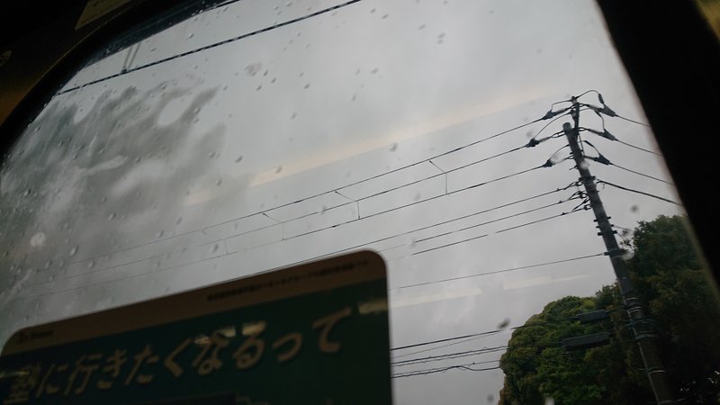 雨降りの様子を撮影しようと思ったら、窓が結露していたり、雨粒でピンぼけしたりと、雨の日の撮影は難しいですね。