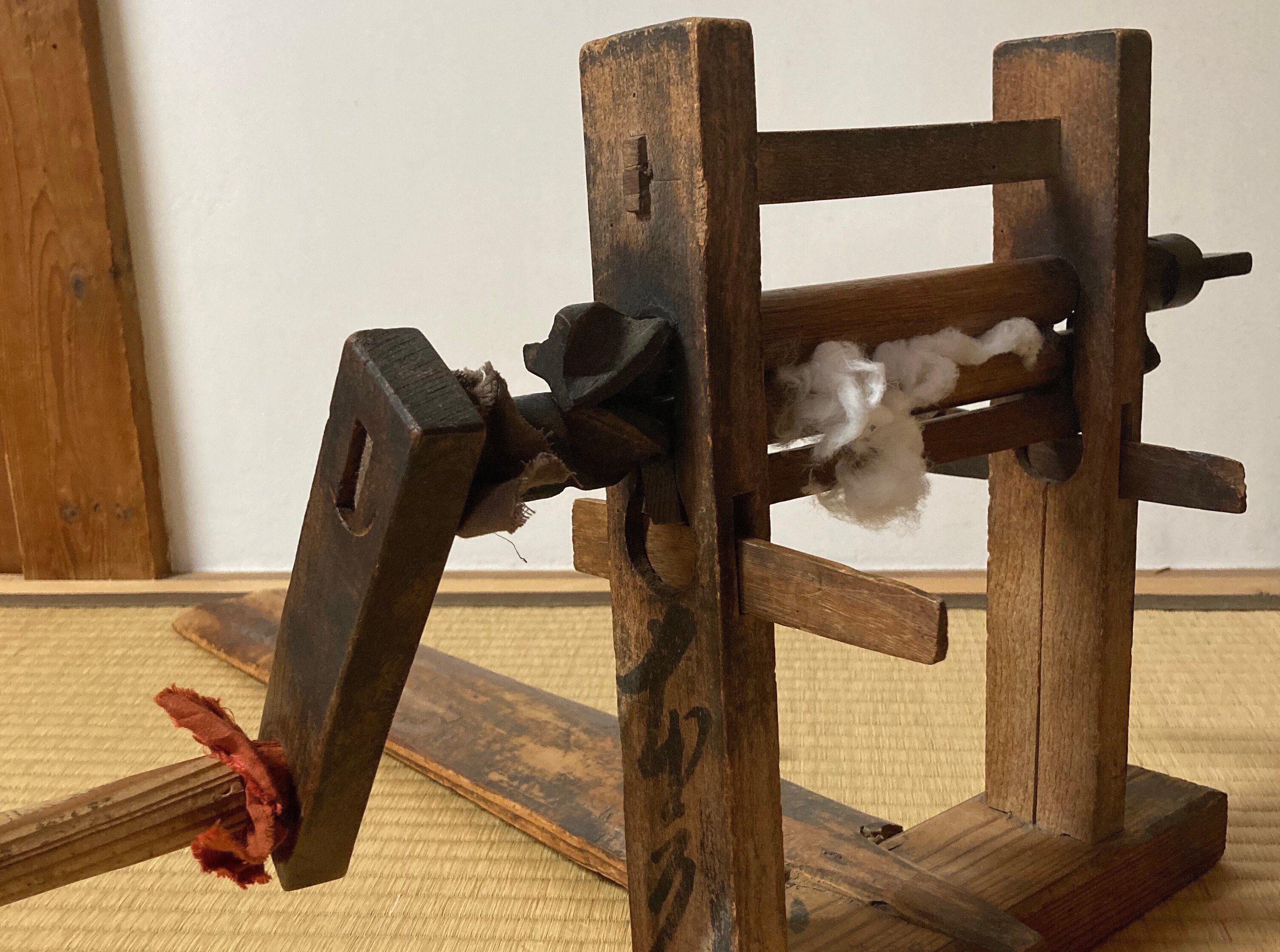 わた仕事 その1: 綿繰り（わたくり）｜わたぐらし