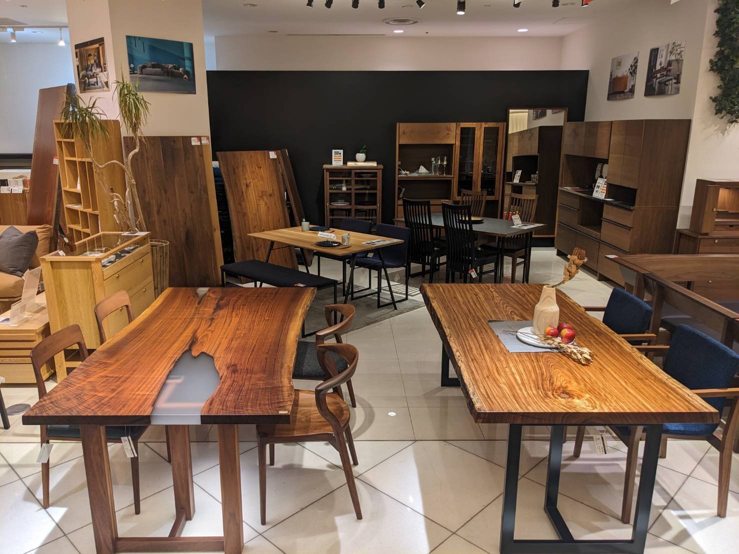 関家具　アトリエ木馬　コーヒーテーブル　約70×約70 一枚板テーブル - ATELIER MOKUBA （関家具工房 木馬）
