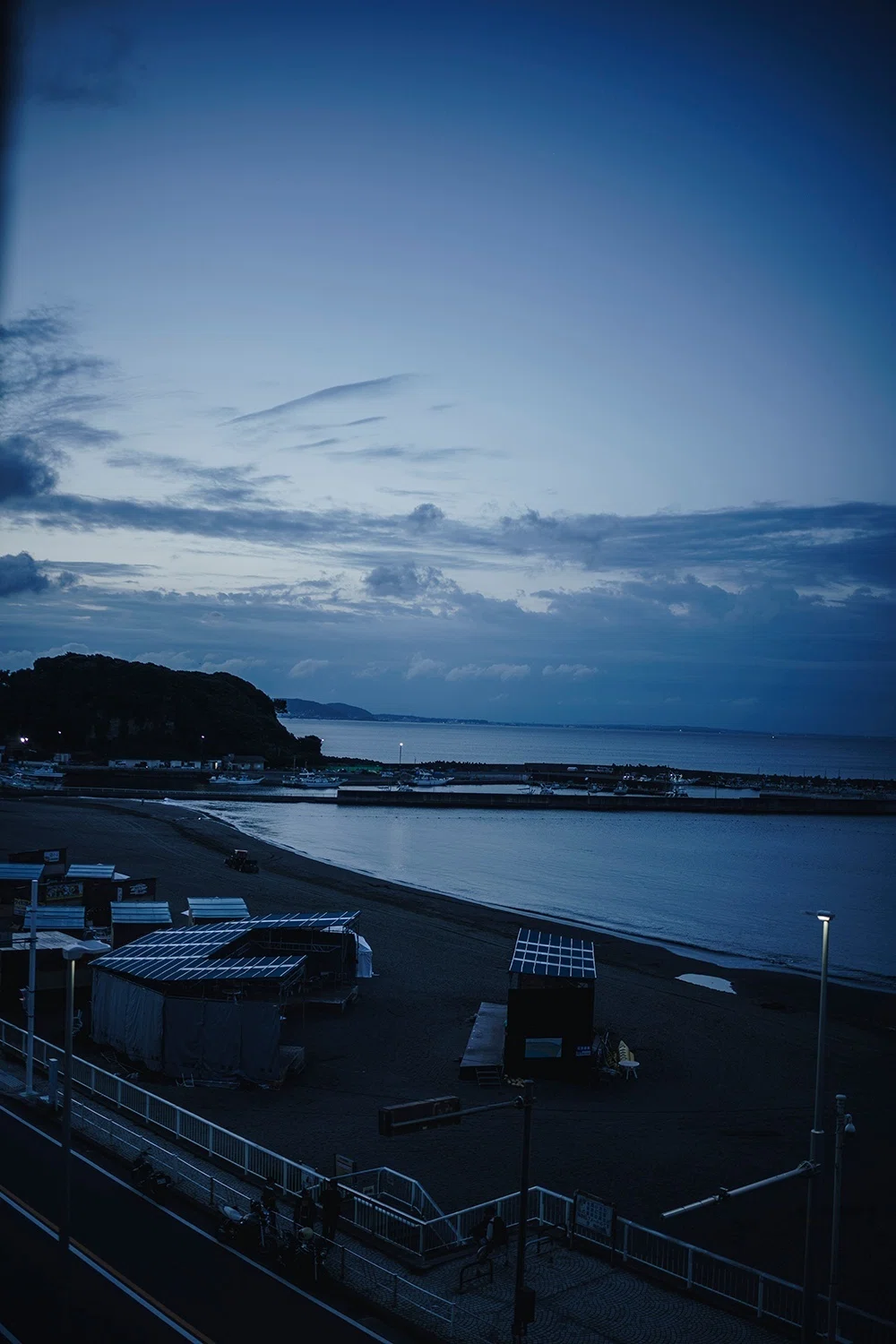 夜明けの海を歩こう。（2022夏・腰越海岸）｜Michal