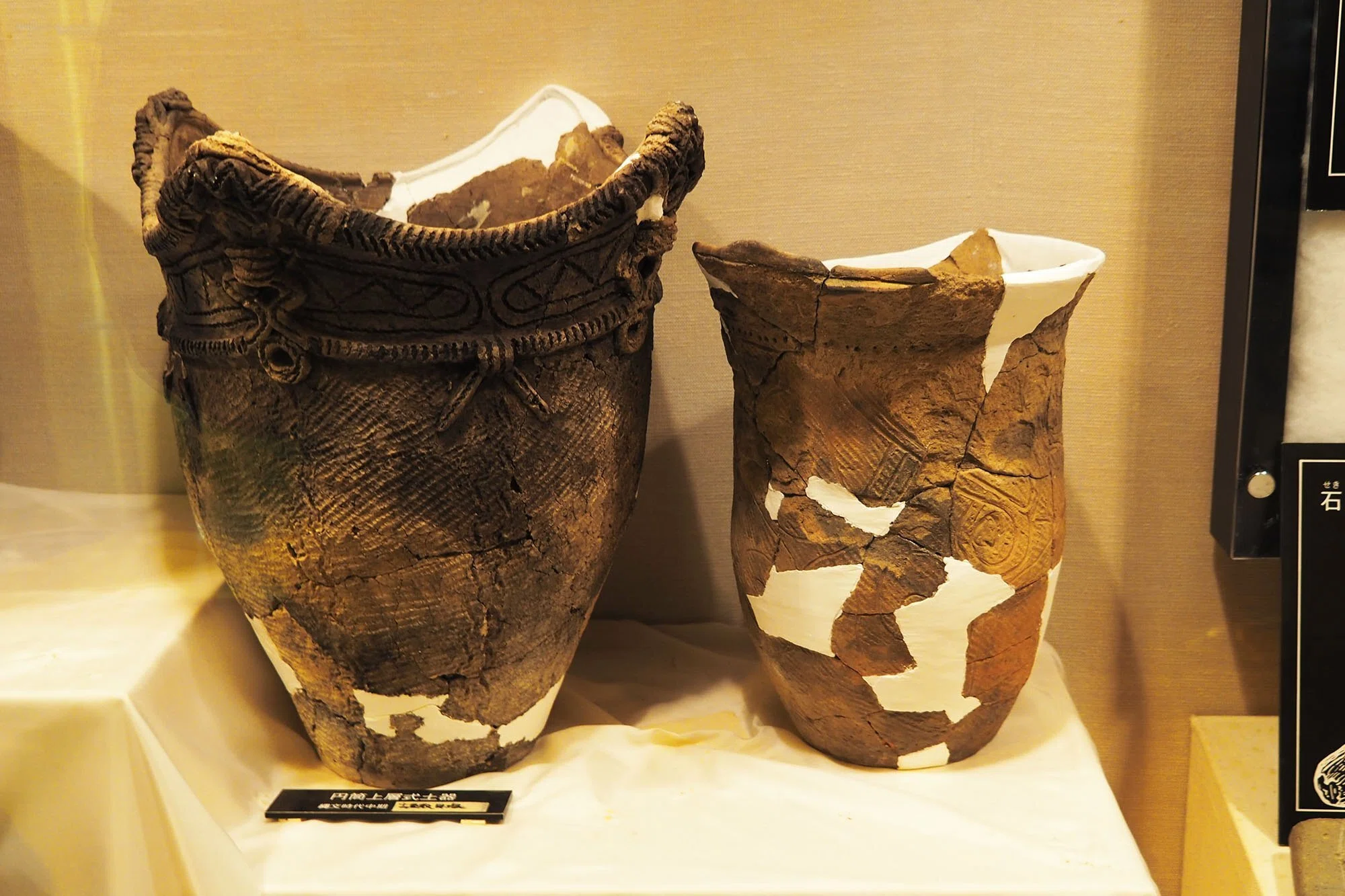 世界最古？の土器と切断蓋付土器と帆立貝の墓ー東北町歴史民俗資料館