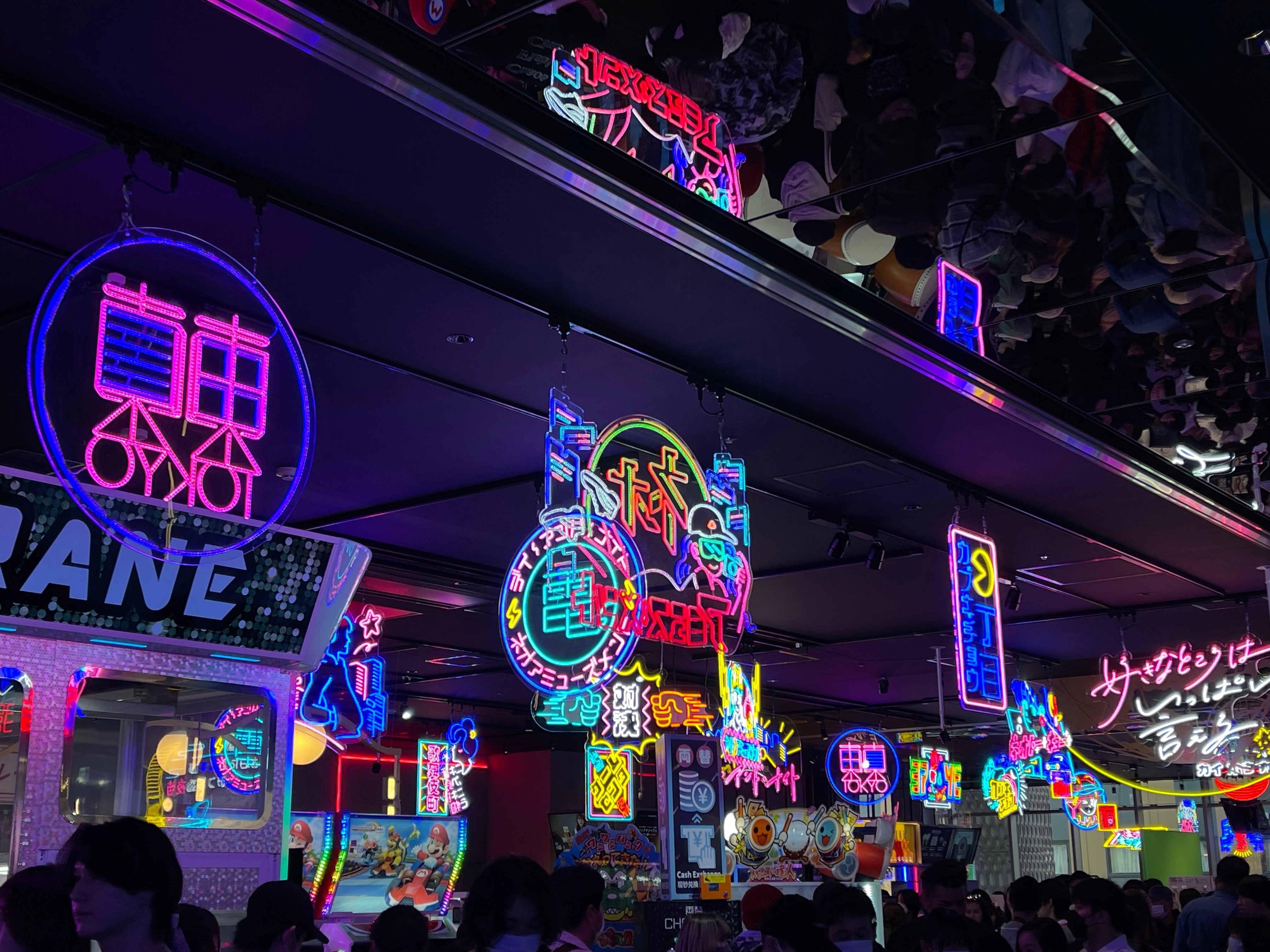 東急歌舞伎町タワー / TOKYU KABUKICHO TOWER のネオンデザインを写真