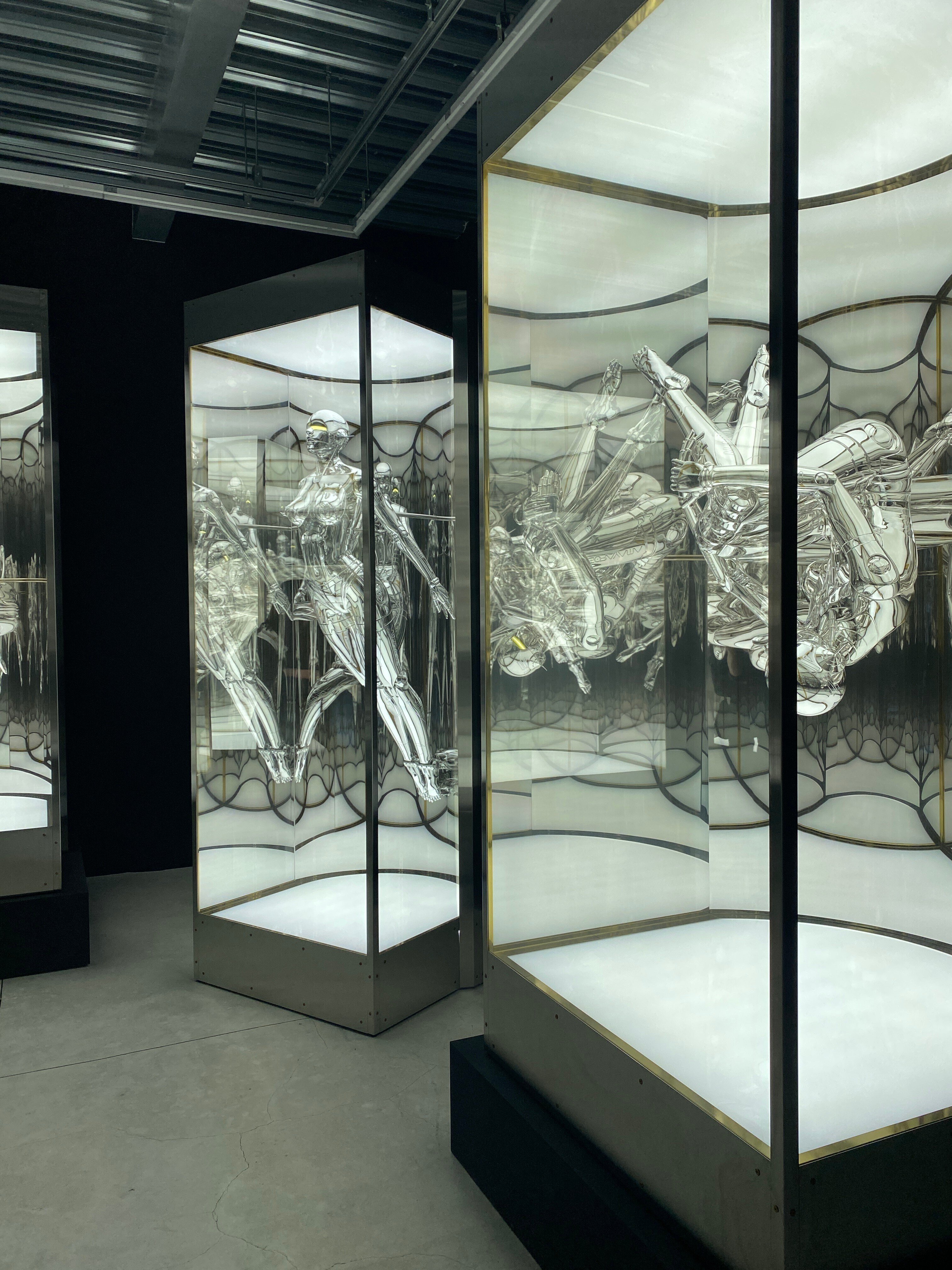 アート鑑賞部】東京・原宿-空山基個展「Space Traveler」- 無機質な