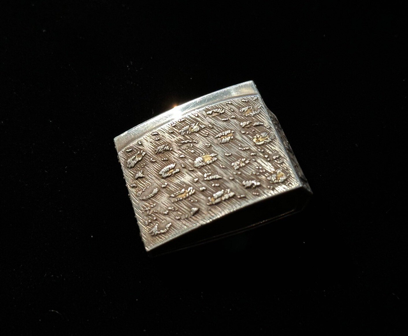 雲の彫刻が見事な銀着せ二重はばき　　時代物 祖父刀③ 祖父の刀に付いている鎺。よく見ると意外に洒落ていた