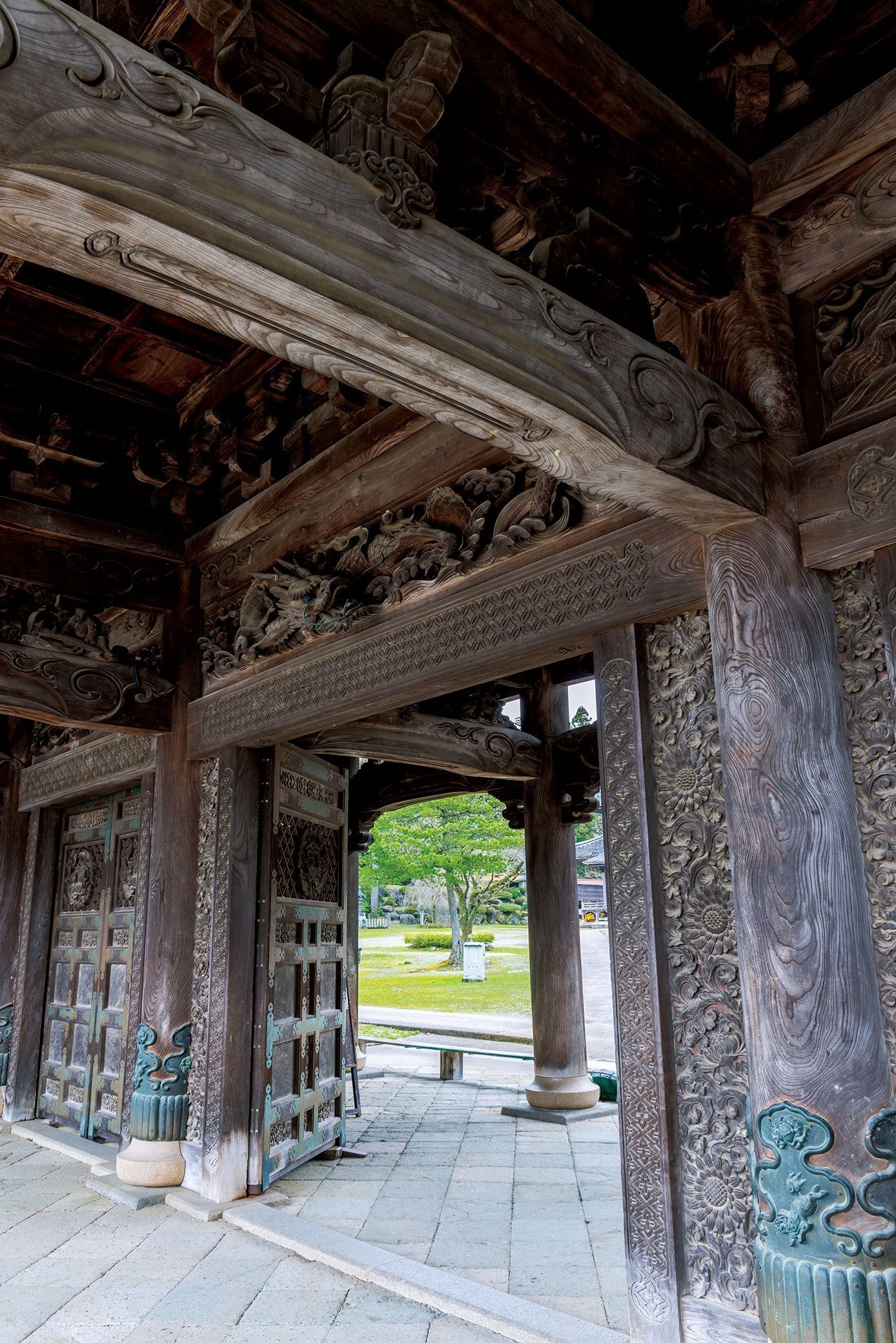 井波彫刻】木槌の音が響く町、井波彫刻のみなもと（富山県）｜ほんの