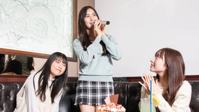 大画面スクリーン＆プロジェクター完備！カラオケパセラで楽しむ上映会