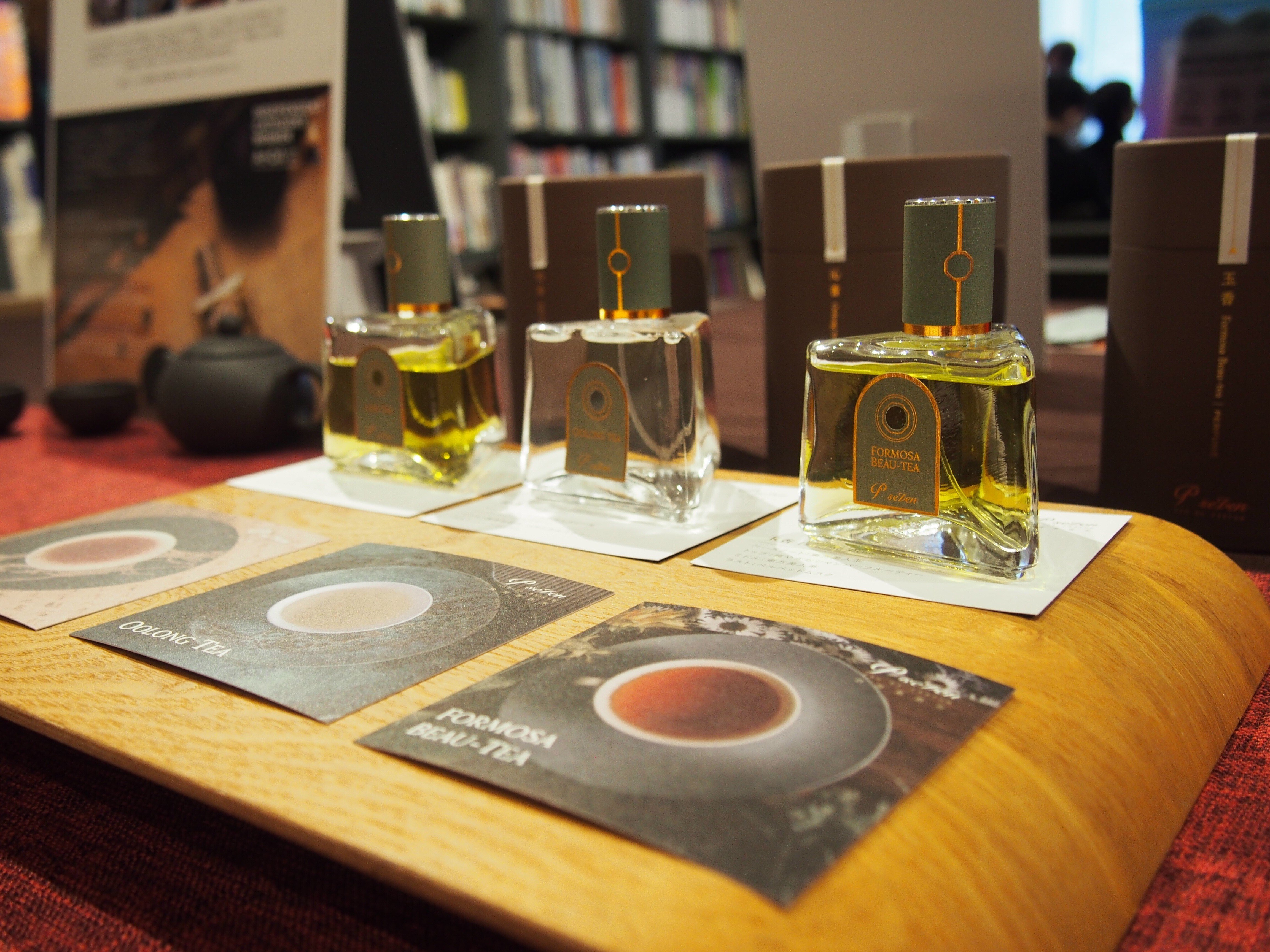 P.seven台湾茶香水の創業者Panさんの作品と人柄の魅力に触れた、香りを