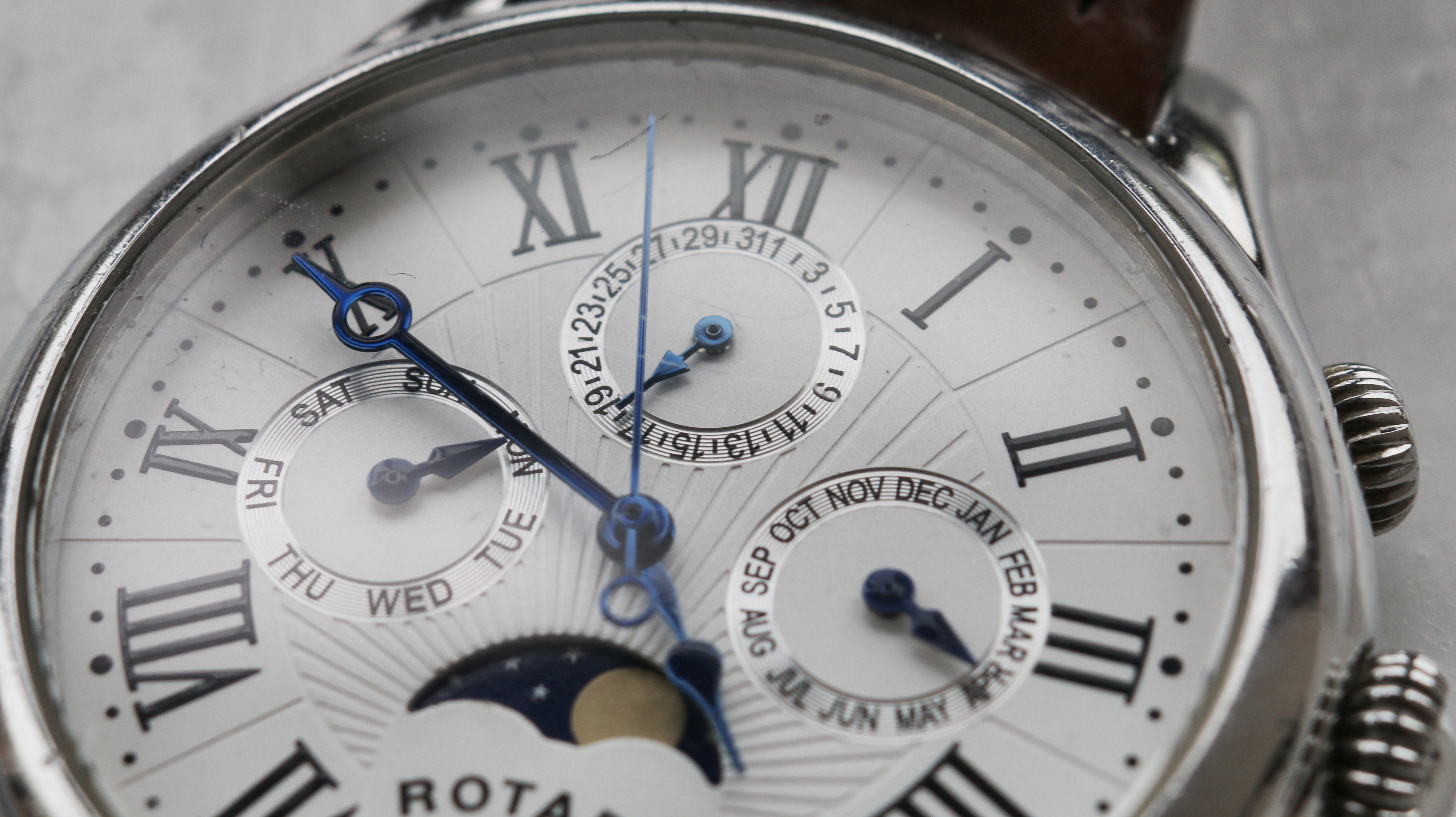 アンティーク時計の選択：自動巻きと手巻き、それぞれの独特な魅力を