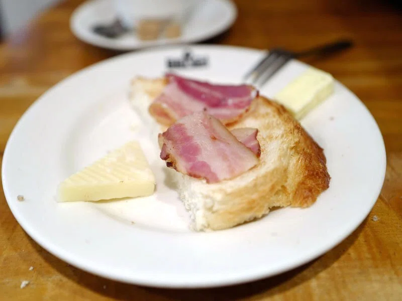朝のベルクのチーズとベーコン｜サカキシンイチロウ