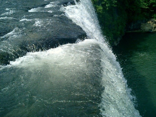 はい、毎週日曜夕方恒例の、写真からパワーも涼ももらおうぜ、のお時間です。　今日は大分県にある「原尻の滝（はらじりのたき）」の滝の上から滝の下の方に向かってぱちりした一枚です。滝の上でこんなスリリングな角度で、スリル満点な一枚が撮った！ができるのです。もう十数年前の一枚なので、今はどうか分からないですが、今年行きたい場所の一つですよ。その前に体調を整えてから、ね。　まあ、明日からも、ぼちぼちと・・・(^^;)