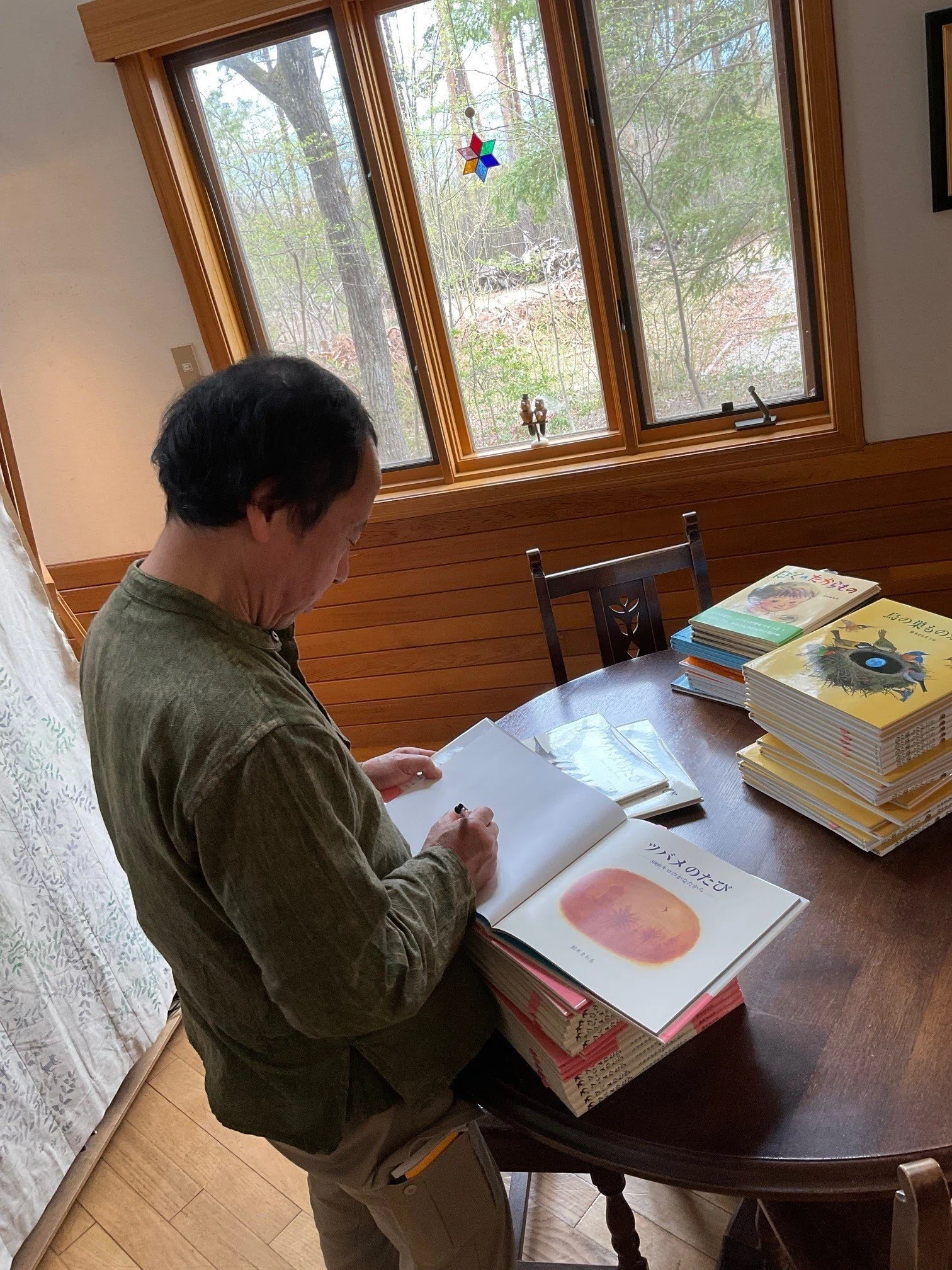画家・絵本作家の声】鈴木まもるさんインタビュー～「森にあつまれ“鳥