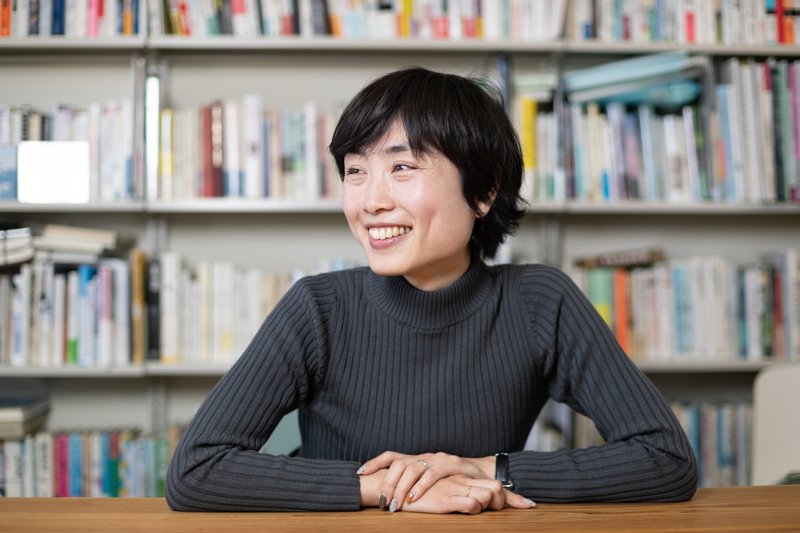 伊藤亜紗(いとう あさ) 東京工業大学科学技術創成研究院未来の人類研究センター長。同リベラルアーツ研究教育院教授。専門は美学・現代アート。『記憶する体』(春秋社)を中心とする業績で第42 回サントリー学芸賞を受賞。著書に『目の見えない人は世界をどう見ているのか』光文社新書)、『どもる体』(医学書院)