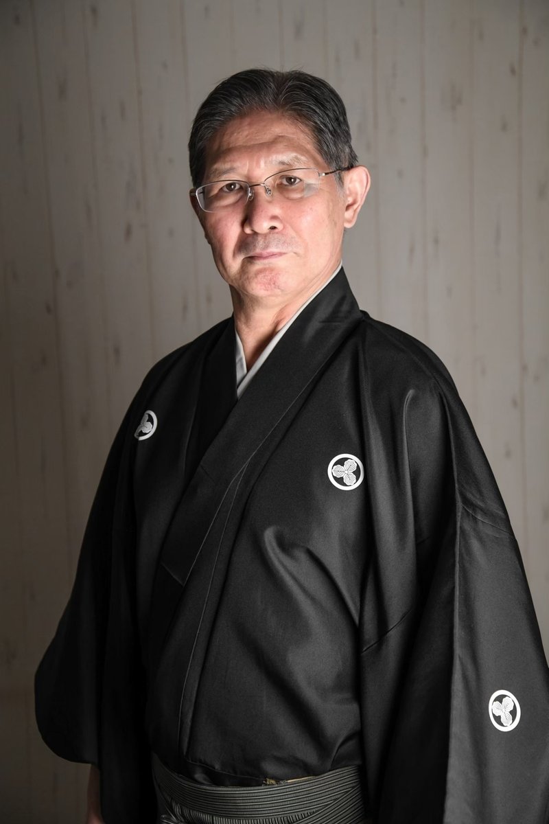安田登(やすだ のぼる) 下掛宝生流ワキ方能楽師。高校教師時代に能と出会い、27 歳で鏑木岑男師に弟子入り。能楽師のワキ方として国内外を問わず活躍し、能のメソッドを使った作品の創作、演出、出演などを行うかたわら、『論語』などを学ぶ寺子屋「遊学塾」を全国各地で開催。著書に『能』(新潮新書)、『あわいの力』(ミシマ社)、『見えないものを探す旅』(亜紀書房)など。