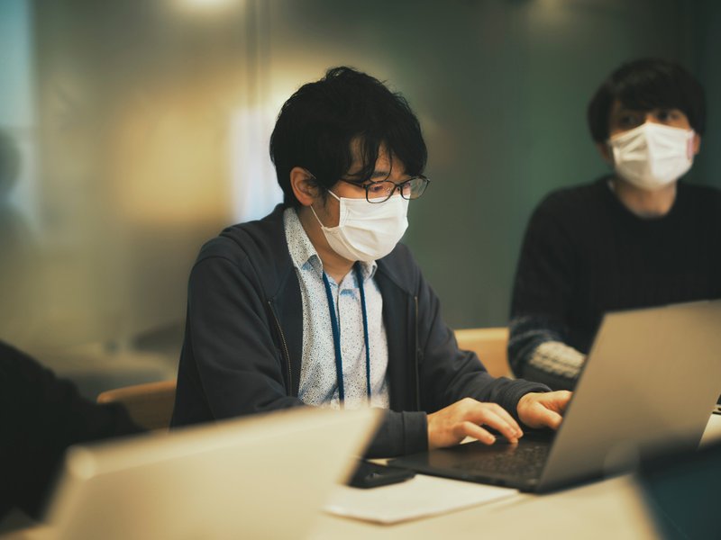 選書作業中の店長遠井