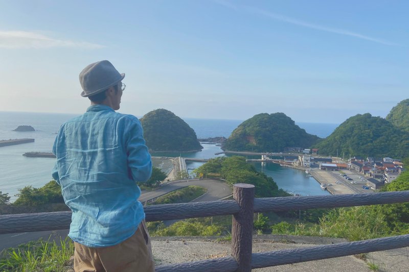 居組港を眺める男性