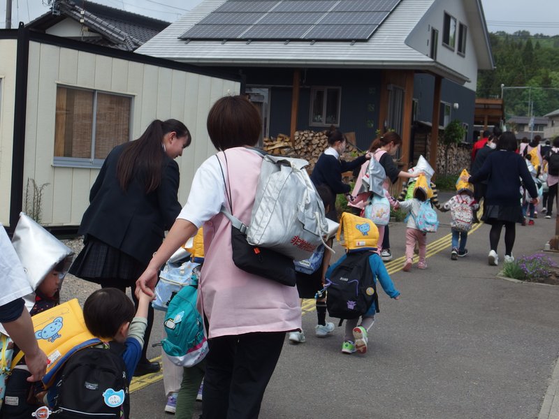 介護福祉系列と環境緑化系列の生徒は、復興教育交流学習の一環として、近くの門前保育園と津波を想定した合同避難訓練を実施しました。高校生が園児を迎えに行き、避難場所に指定されている本校まで一緒に避難しました。写真はデーリー東北新聞社提供、令和５年５月１７日掲載された新聞記事です。