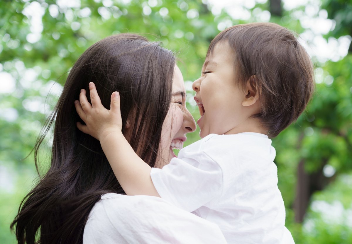 女性と子供の画像